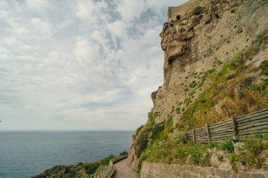 Sardunya 'daki mavi Akdeniz' e karşı tarihi Castelsardo Katedrali - 3 mai 2024. Yüksek kalite fotoğraf