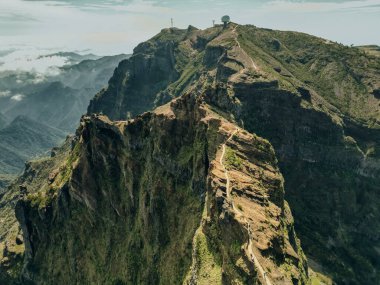 Pico do Arieiro tepesi etrafındaki dağlar, Santana, Madeira, Portekiz, Atlantik, Avrupa. Yüksek kalite fotoğraf