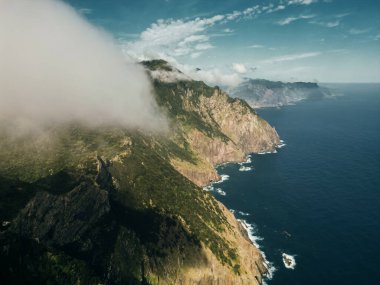Portekiz 'in Madeira Adaları' nın kuzey kıyısının havadan görüntüsü. Yüksek kalite fotoğraf