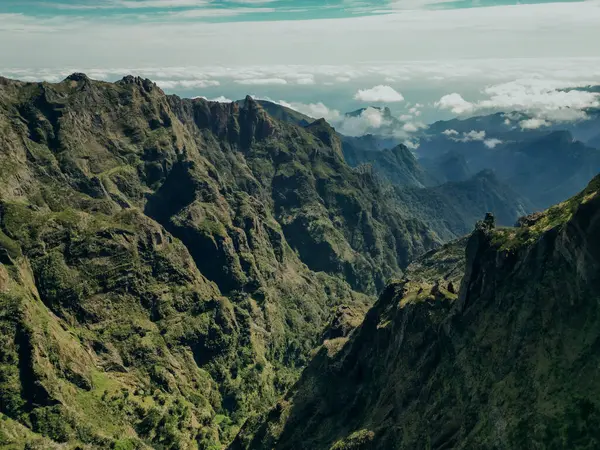 Pico do Arieiro tepesi etrafındaki dağlar, Santana, Madeira, Portekiz, Atlantik, Avrupa. Yüksek kalite fotoğraf