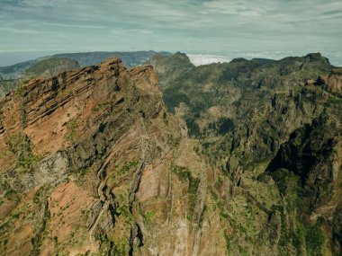 Pico do Arieiro tepesi etrafındaki dağlar, Santana, Madeira, Portekiz, Atlantik, Avrupa. Yüksek kalite fotoğraf