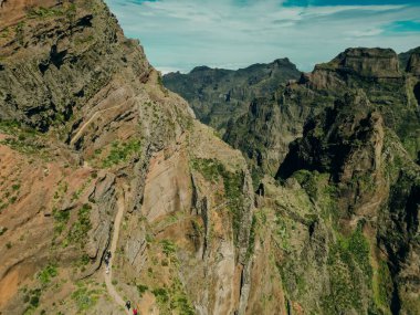 Pico do Arieiro tepesi etrafındaki dağlar, Santana, Madeira, Portekiz, Atlantik, Avrupa. Yüksek kalite fotoğraf