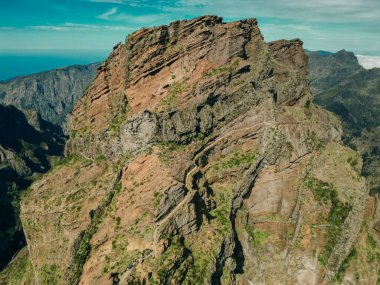 Pico do Arieiro tepesi etrafındaki dağlar, Santana, Madeira, Portekiz, Atlantik, Avrupa. Yüksek kalite fotoğraf