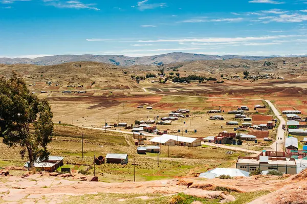 Taquile adasından Titicaca Gölü manzarası ve Peru 'daki Puno yakınlarındaki Uros popülasyonunun yetiştirdiği çayır ve sebze bahçeleri. Yüksek kalite fotoğraf