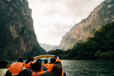 Meksika, Chiapas 'taki Canyon del Sumidero' da doğayı keşfeden turistler - 2 Mayıs 2024. Yüksek kalite fotoğraf