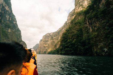 Meksika, Chiapas 'taki Canyon del Sumidero' da doğayı keşfeden turistler - 2 Mayıs 2024. Yüksek kalite fotoğraf