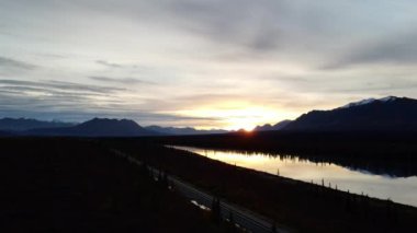 Alaska 'da sonbaharda yol manzarası. Yüksek kalite 4k görüntü