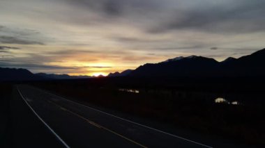 Alaska 'da sonbaharda yol manzarası. Yüksek kalite 4k görüntü