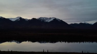 Alaska 'da sonbaharda yol manzarası. Yüksek kalite 4k görüntü