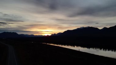 Alaska 'da sonbaharda yol manzarası. Yüksek kalite 4k görüntü