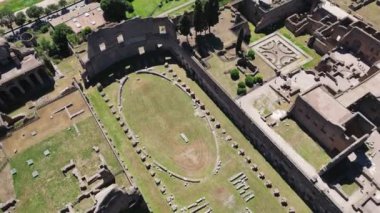 Roma, İtalya - 2 Mayıs 2024 İnsansız Hava Aracı, Palatine Hill, Antik Roma Kolezyumu 'ndan uçarak uzaklaştı. Yüksek kalite 4k görüntü