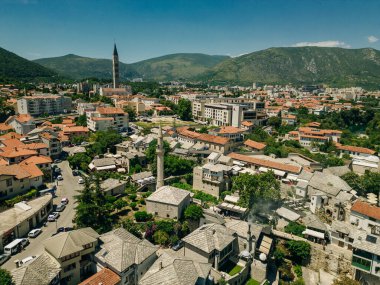  Bosna-Hersek 'in ünlü Eski Köprüsü ile tarihi Mostar kentinin hava manzarası. Yüksek kalite fotoğraf