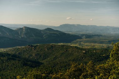 Supramonte Dağları 'nın yeşil tepeleri, ağaçları ve Akdeniz orman bitkileriyle panoramik manzarası. Ogliastra, Sardinya, İtalya. - Evet. Yüksek kalite fotoğraf