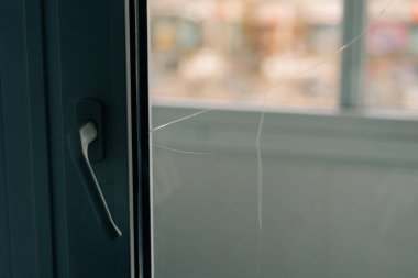 Metal plastik bir pencerede holiganlar tarafından kırılmış, yakın plan. Yüksek kalite fotoğraf