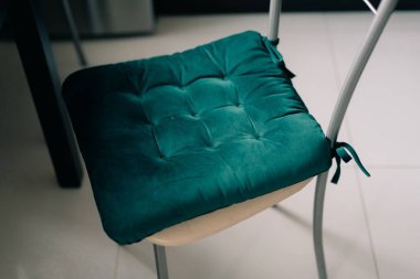 yeşil ortopedik yastık, masada bir sandalyede otururken doğru duruş için. Yüksek kalite fotoğraf