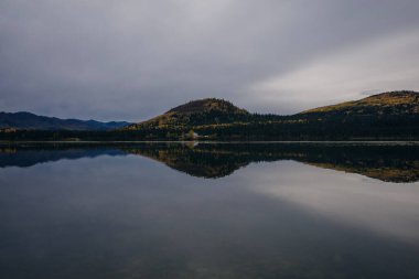 Huzur Zirvesi Gölü, Alaska Kenai Yarımadası 'ndaki işlek Seward Otoyolu' nun yanında. Yüksek kalite fotoğraf