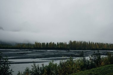 Valdez Buzul Gölü 'nün yağmur ve sisli dağları Valdez, Alaska, ABD. Yüksek kalite fotoğraf