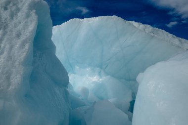 Matanuska Buzulu 'ndaki derin bir yarığın içinde gün ortasında çok az ışık bu kadar derinlere ulaşır. Yüksek kalite fotoğraf