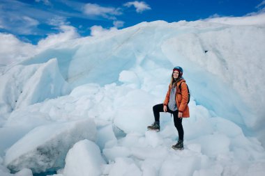 Kadın Alaska 'daki Glenn Otoyolu yakınlarındaki Matanuska Buzulu' nda yürüyüş yapıyor. Yüksek kalite fotoğraf