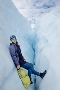 Kadın Alaska 'daki Glenn Otoyolu yakınlarındaki Matanuska Buzulu' nda yürüyüş yapıyor. Yüksek kalite fotoğraf