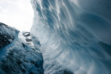 Matanuska Buzulu 'ndaki derin bir yarığın içinde gün ortasında çok az ışık bu kadar derinlere ulaşır. Yüksek kalite fotoğraf
