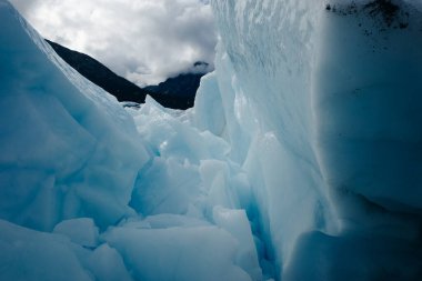 Matanuska Buzulu 'ndaki derin bir yarığın içinde gün ortasında çok az ışık bu kadar derinlere ulaşır. Yüksek kalite fotoğraf