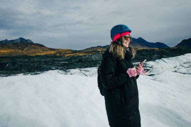 Kadın Alaska 'daki Glenn Otoyolu yakınlarındaki Matanuska Buzulu' nda yürüyüş yapıyor. Yüksek kalite fotoğraf