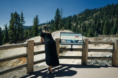 Bumpass Cehennemi, Dağ 'daki en büyük hidrotermal alan. Lassen Parkı. Lassen hidrotermal sisteminden gelen buhar ve deşarj akışının ana alanı. Lassen Dağı aktif bir Kaliforniya volkanıdır..