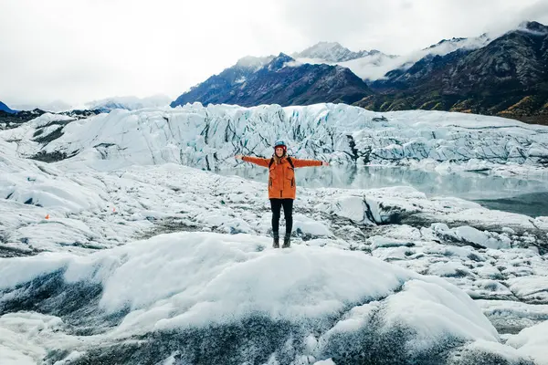 Kadın Alaska 'daki Glenn Otoyolu yakınlarındaki Matanuska Buzulu' nda yürüyüş yapıyor. Yüksek kalite fotoğraf