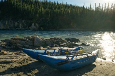 CHATANIKA RIVER, ALASKA, ABD - 9 Ağustos 2018: Salt Chatanika Nehri 'nde nehrin Steese Highway, Alaska ile kesiştiği yerlerde. Yüksek kalite fotoğraf