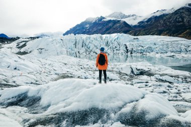 Kadın Alaska 'daki Glenn Otoyolu yakınlarındaki Matanuska Buzulu' nda yürüyüş yapıyor. Yüksek kalite fotoğraf