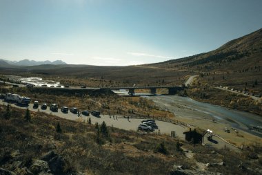 Denali Milli Parkı Savage Nehri Kanyonu Sonbaharda yol manzarası