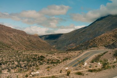 Purmamarca yakınlarındaki Salinas Grandes tuz düzlüklerine doğru giden yol. Yüksek kalite fotoğraf