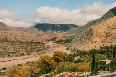Purmamarca yakınlarındaki Salinas Grandes tuz düzlüklerine doğru giden yol. Yüksek kalite fotoğraf