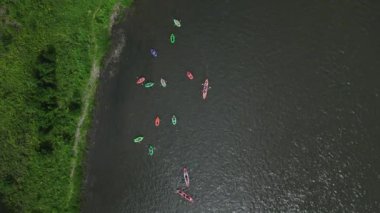 Kayakçılar Sibirya Nehri 'nin Akan Suları' nda Sürükleniyor. Havadan yukarı doğru. Yüksek kalite 4k görüntü