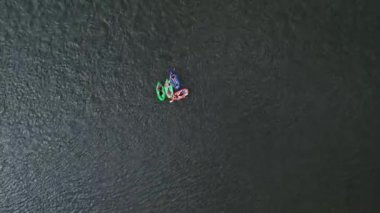 Kayakçılar Sibirya Nehri 'nin Akan Suları' nda Sürükleniyor. Havadan yukarı doğru. Yüksek kalite 4k görüntü