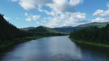 Sibirya, Rusya 'daki güzel Mana nehrinin yüksek açılı insansız hava aracı görüntüleri. Yüksek kalite 4k görüntü