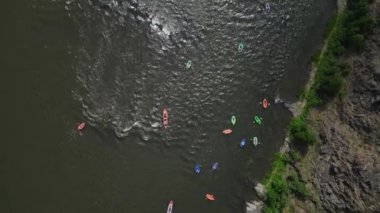 Kayakçılar Sibirya Nehri 'nin Akan Suları' nda Sürükleniyor. Havadan yukarı doğru. Yüksek kalite 4k görüntü