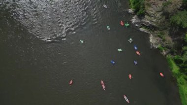 Kayakçılar Sibirya Nehri 'nin Akan Suları' nda Sürükleniyor. Havadan yukarı doğru. Yüksek kalite 4k görüntü