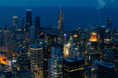 Şikago. Alacakaranlık mavi saatinde Chicago şehir merkezindeki şehir manzarası. Yüksek kalite fotoğraf