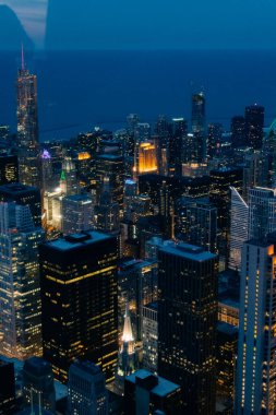 Şikago. Alacakaranlık mavi saatinde Chicago şehir merkezindeki şehir manzarası. Yüksek kalite fotoğraf