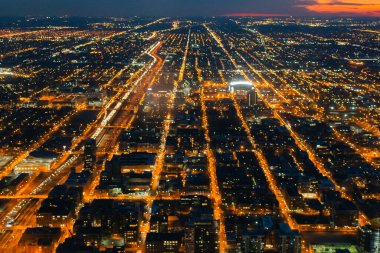 Şikago. Alacakaranlık mavi saatinde Chicago şehir merkezindeki şehir manzarası. Yüksek kalite fotoğraf