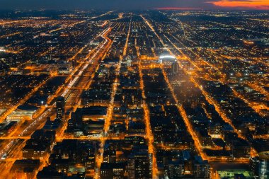 Şikago. Alacakaranlık mavi saatinde Chicago şehir merkezindeki şehir manzarası. Yüksek kalite fotoğraf