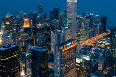 Şikago. Alacakaranlık mavi saatinde Chicago şehir merkezindeki şehir manzarası. Yüksek kalite fotoğraf