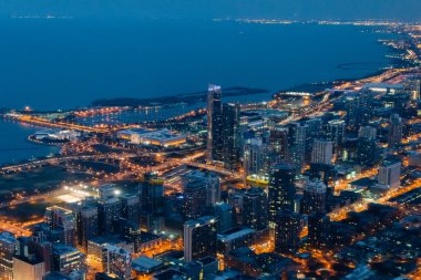 Şikago. Alacakaranlık mavi saatinde Chicago şehir merkezindeki şehir manzarası. Yüksek kalite fotoğraf