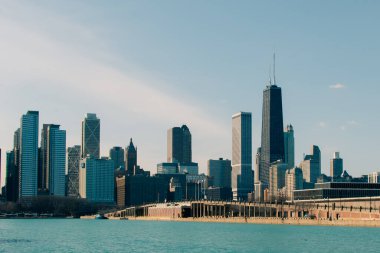Chicago, Illinois, ABD şehir merkezi Michigan Gölü üzerinde şafak vakti ufuk çizgisi. Yüksek kalite fotoğraf