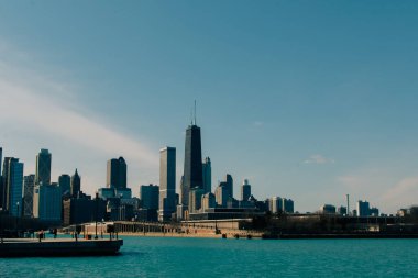 Chicago, Illinois, ABD şehir merkezi Michigan Gölü üzerinde şafak vakti ufuk çizgisi. Yüksek kalite fotoğraf