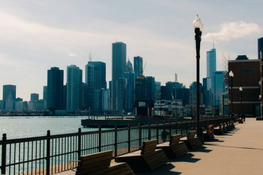 Chicago, Illinois, ABD şehir merkezi Michigan Gölü üzerinde şafak vakti ufuk çizgisi. Yüksek kalite fotoğraf