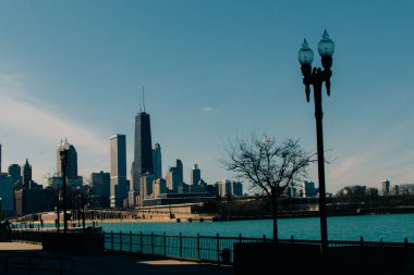 Chicago, Illinois, ABD şehir merkezi Michigan Gölü üzerinde şafak vakti ufuk çizgisi. Yüksek kalite fotoğraf