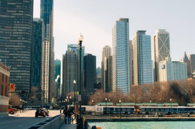 Chicago, Illinois, ABD şehir merkezi Michigan Gölü üzerinde şafak vakti ufuk çizgisi. Yüksek kalite fotoğraf